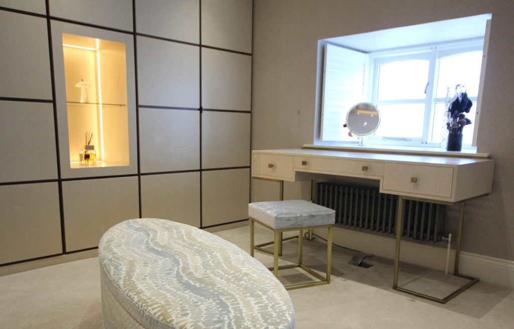 140-bedroom-design-luxury-wardrobes-dressing-table